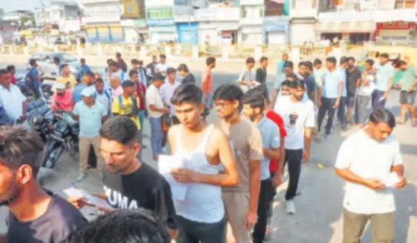 किसी के शर्ट की बाजू काटी... तो किसी ने सिर्फ बनियान पहनकर ही दी परीक्षा