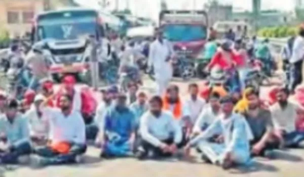 लापता युवती का सुराग नहीं, सड़क पर बैठे लोग