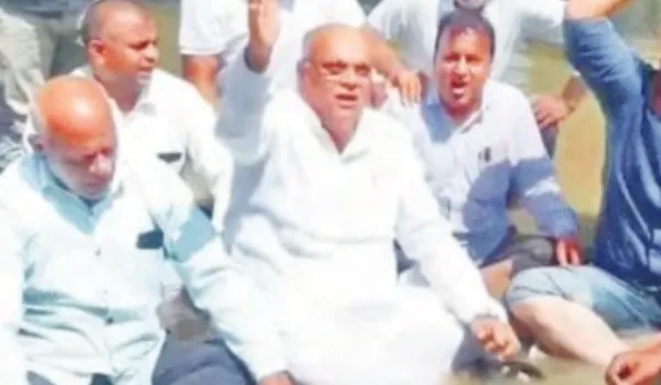 सीवरेज के पानी में 3 घंटे धरने पर बैठे विधायक