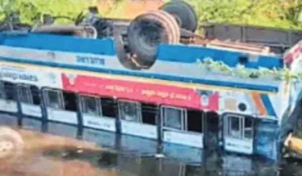 सवारियों से भरी रोडवेज बस नाले में गिरी, 43 यात्री घायल
