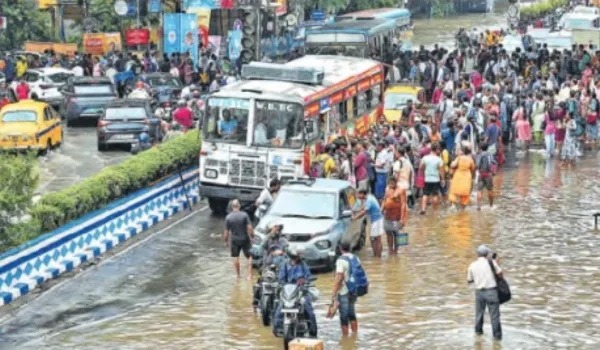 कोलकाता में भारी बारिश से हवाई, रेल, सड़क सेवाएं बाधित