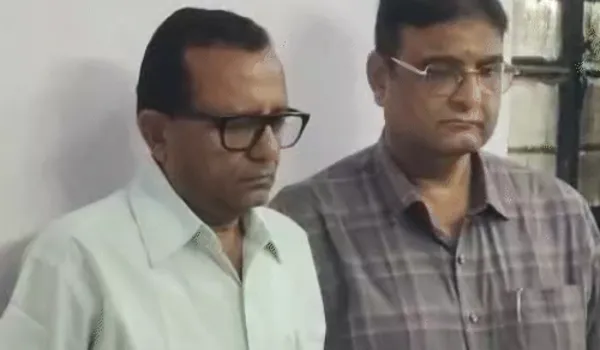 बिल पास करने के लिए ली 50 हजार की रिश्वत, दबोचे