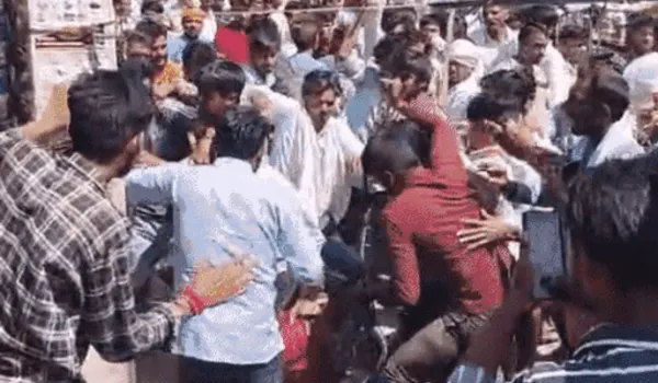 डंपर ने बाइक सवार चार लोगों को कुचला... सड़क मार्ग जाम