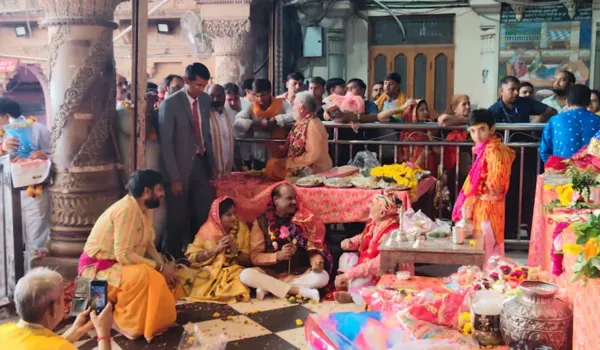 बिरला ने किए बरसाना में राधारानी के दर्शन