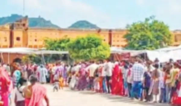 जयकारों से गूंजा शिलामाता मंदिर, भक्तों ने किया दंडवत नमन