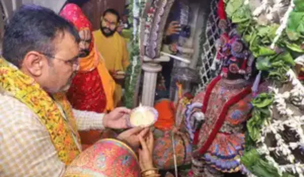 मुख्यमंत्री ने पूंछरी स्थित श्रीनाथ जी मंदिर में की पूजा-अर्चना