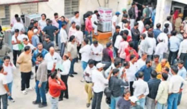 टिकट मिला तो नामांकन की दौड़, अब बागी चुनौती