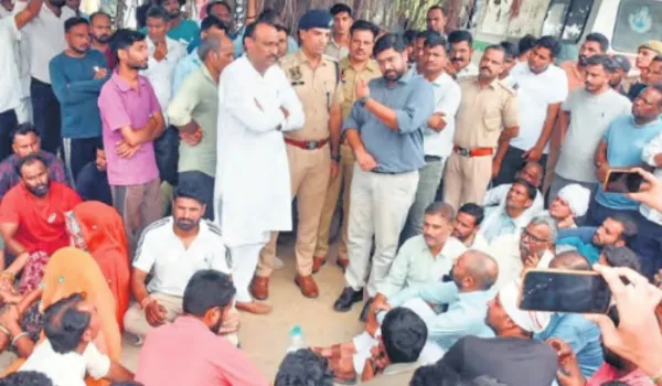 जाली पर नहीं चढ़ पाई सुगना और खींच ले गया टाइगर ...