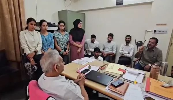 पीएचडी सीटों को लेकर विद्यार्थियों का हंगामा, कन्वीनर को कमरे में किया बंद