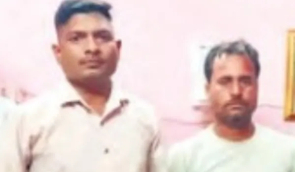 रिश्वत लेते हेड कांस्टेबल और दलाल गिरफ्तार