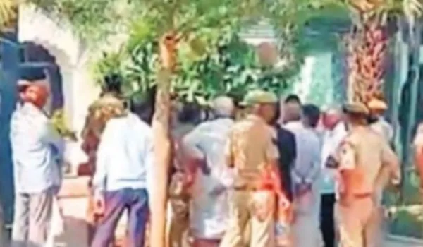 पार्षदों पर दबाव के आरोप, पुलिस कार्रवाई से हंगामा