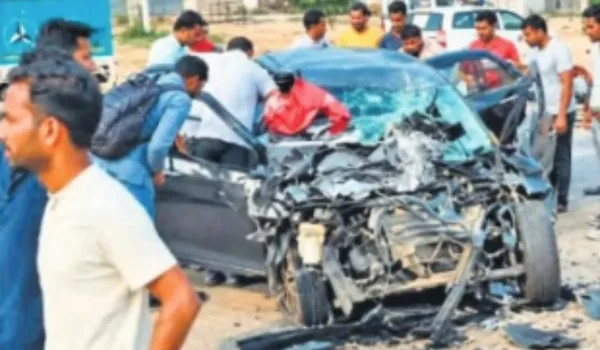 कार और डंपर की आमने-सामने भिड़ंत, दंपती समेत 4 की मौत