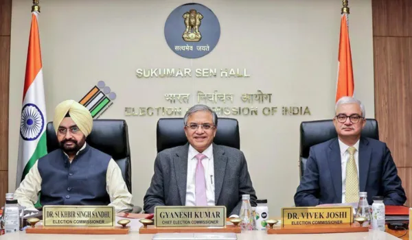 SIR विवाद पर चुनाव आयोग बोला... मतभिन्नता सामान्य प्रक्रिया