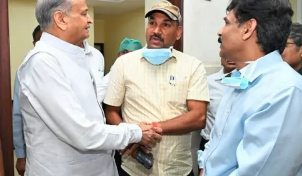 जोधपुर अग्निकांड में झुलसे दमकलकर्मियों से SMS अस्पताल में मिले गहलोत